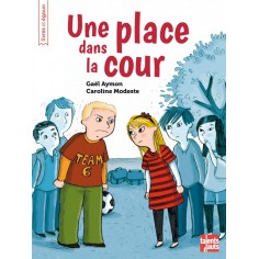 UNE PLACE DANS LA COUR